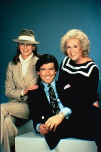 Stephanie-Zimbalist-Pierce-Brosnan-Doris-Roberts-en-una-promo-de-Remington-Steele-FrikArte[1]